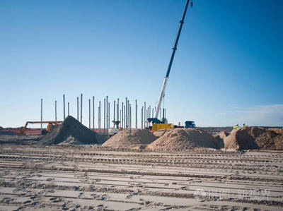 工程机械在工业现场 新建工厂建设中的关键角色